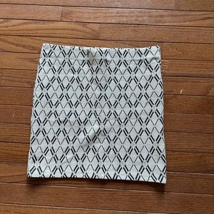 White and gray patterned miniskirt